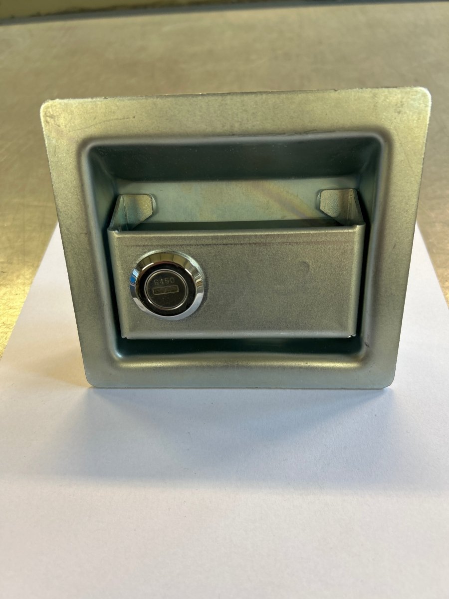 Dørlås/Dørhåndtak CX75SR/CX80/CX135SR - Dagenborg Maskin AS