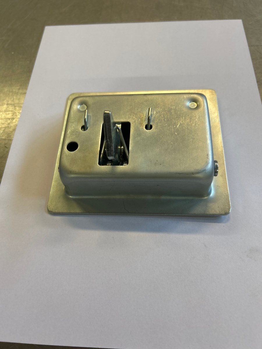 Dørlås/Dørhåndtak CX75SR/CX80/CX135SR - Dagenborg Maskin AS