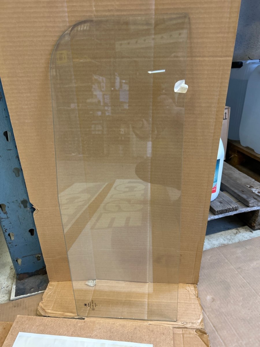 Glass nedre foran H+V IH 84/85/95/XL - Dagenborg Maskin AS