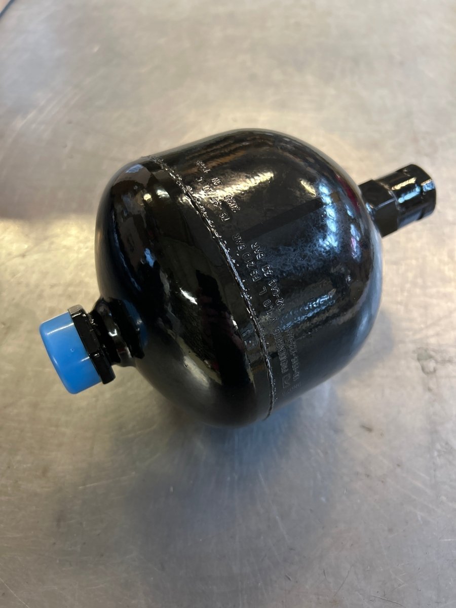 Akkumulator foraksel 210BAR 1L Maxxum/Puma/T6070/T6/T7 - Dagenborg Maskin AS