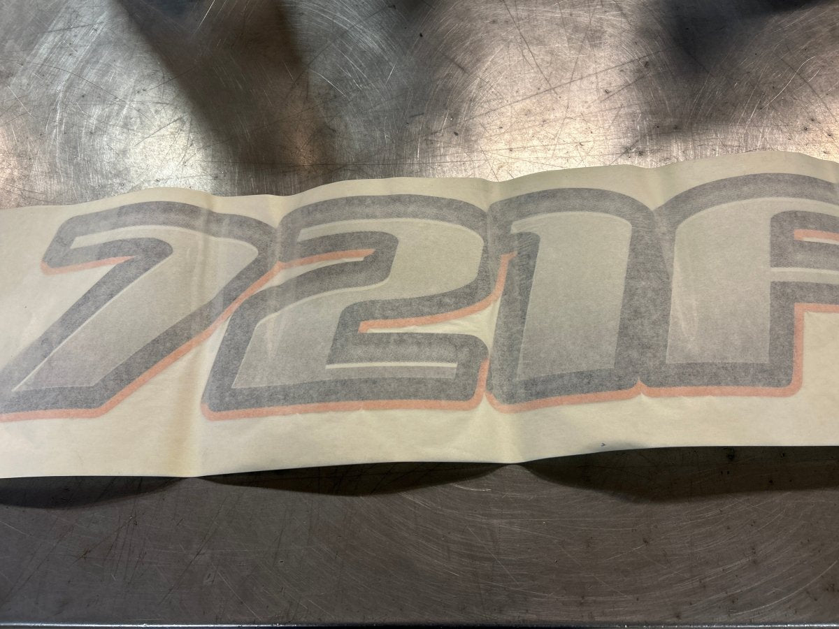 Decal "721F" Serienr - Dagenborg Maskin AS