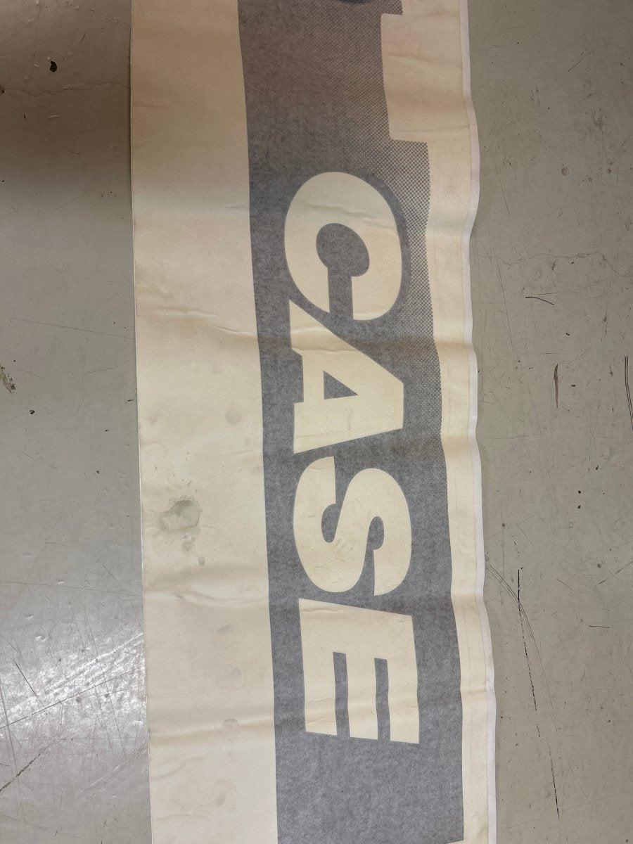 DECAL "CASE" v.s. sidedør - Dagenborg Maskin AS