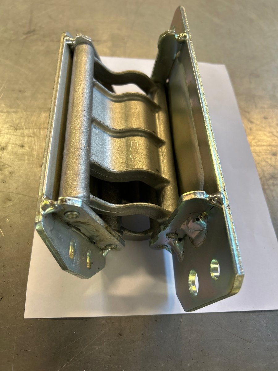 Hengsel Panser TN75DA assy - Dagenborg Maskin AS
