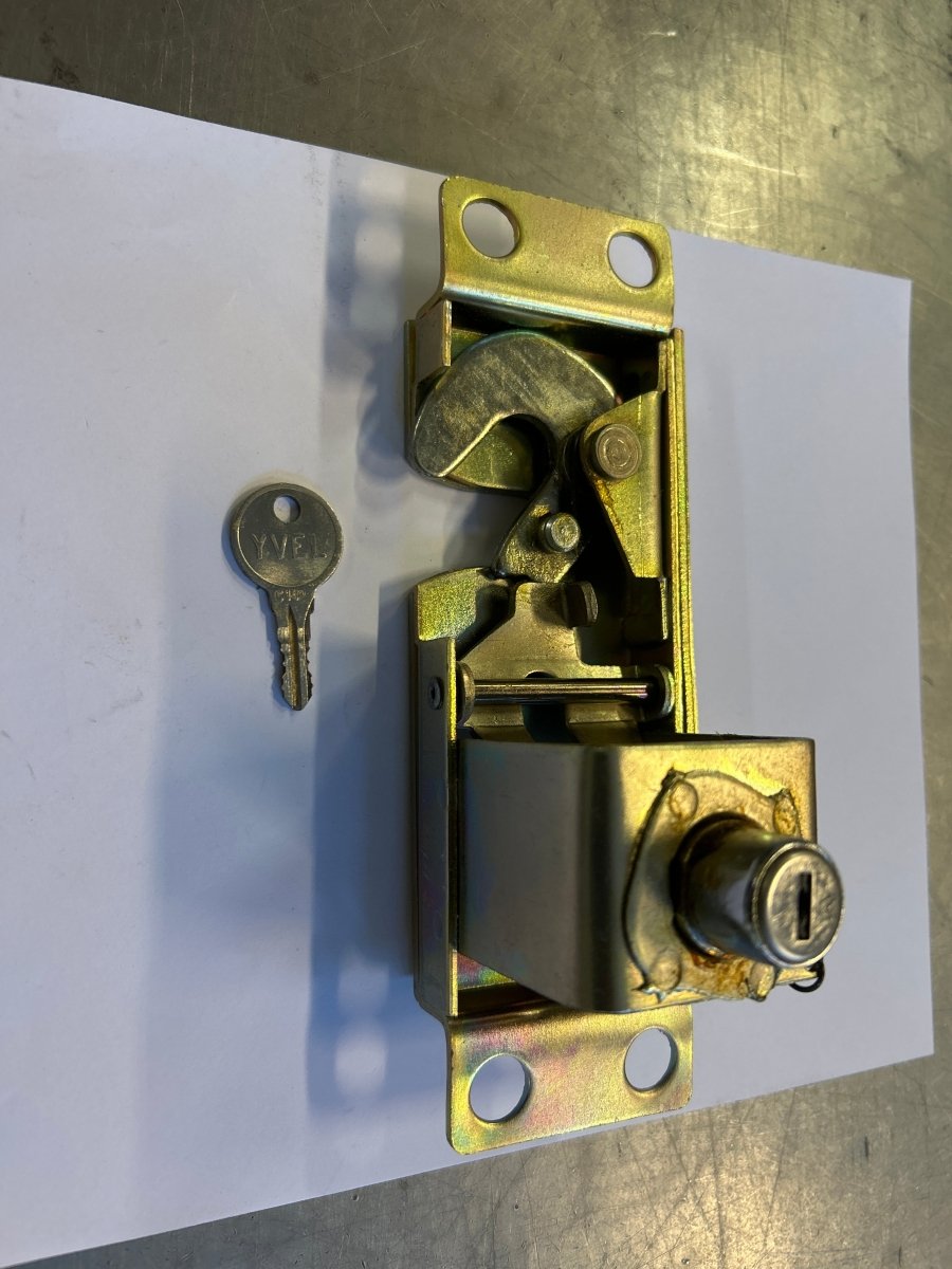 Lås Deksel Case Poclain 75B/90B/125B - Dagenborg Maskin AS
