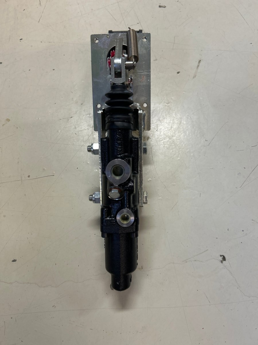 Mastersylinder Brems 321F - Dagenborg Maskin AS