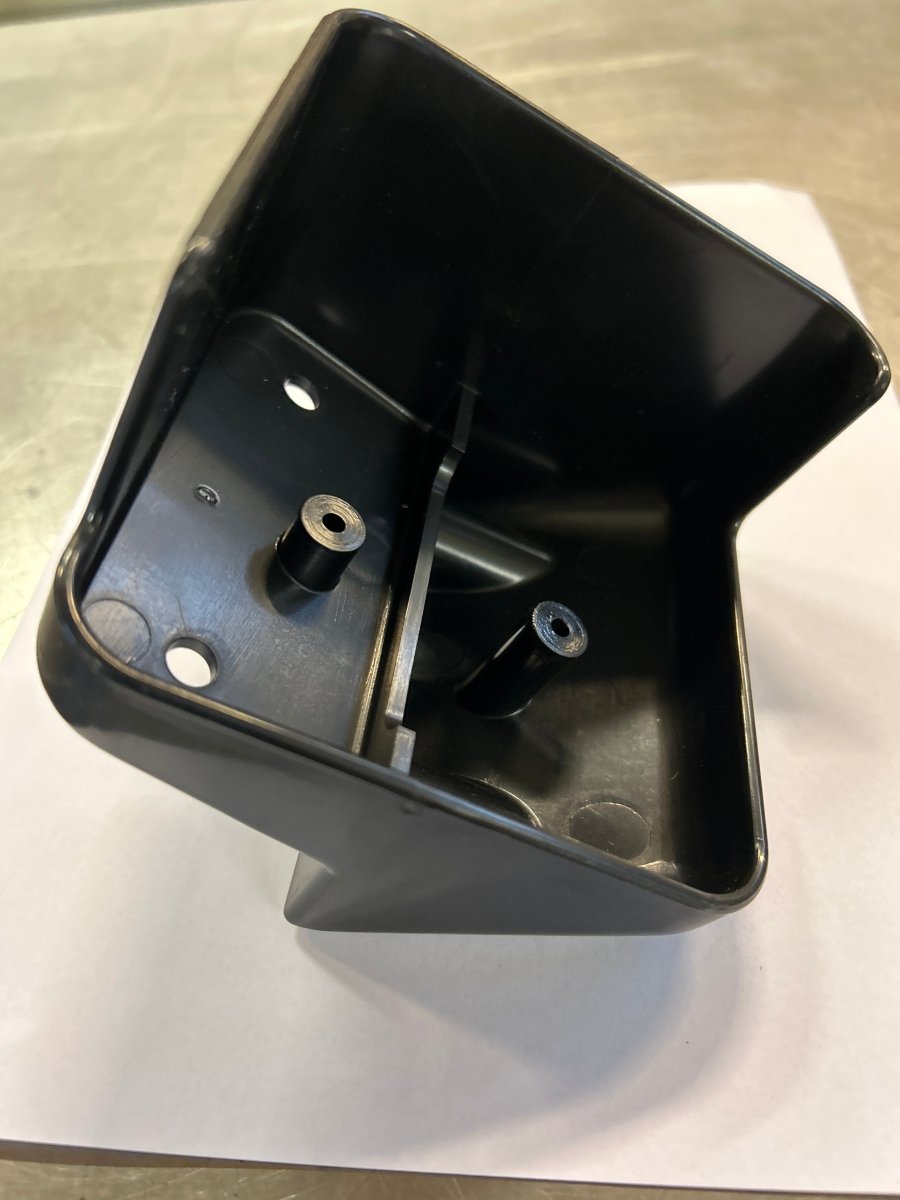 Plastholder venstre side blinklys 1056XL - Dagenborg Maskin AS